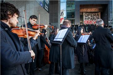 Glazbenici pariške Opera Bastille prekinuli štrajk koncertom na otvorenom