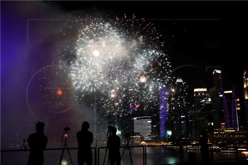 SINGAPORE NEW YEAR FIREWORKS