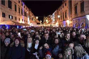 Dubrovčani i gosti Novu 2020. dočekali na prepunom Stradunu