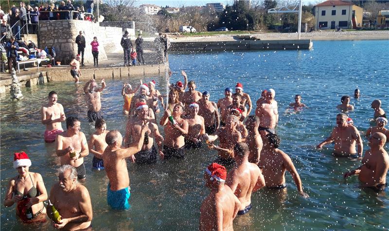 Na pulskom Mornaru novogodišnje kupanje uz šampanjac 