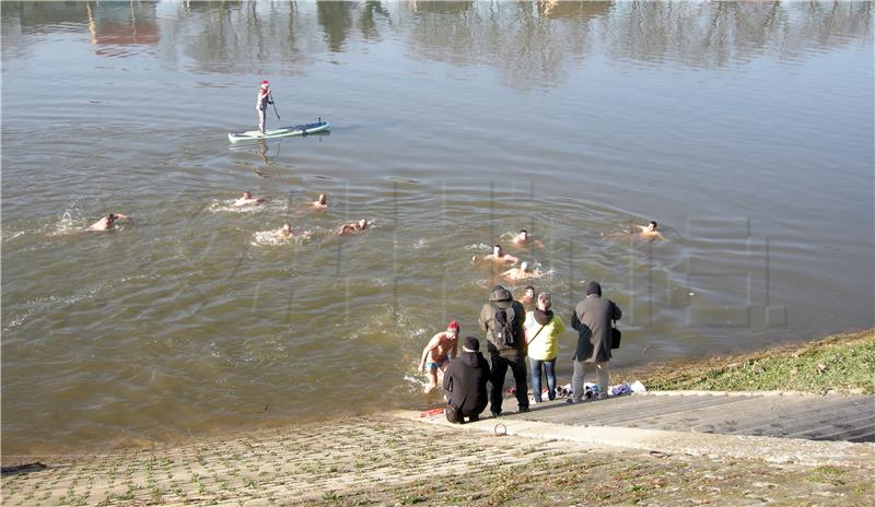 Tradicionalno novogodišnje kupanje u Kupi