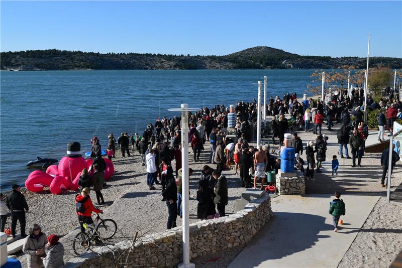 Tradicionalno novogodišnje kupanje u Šibeniku