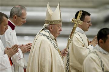 Papa Franjo se ispričao zbog udaranja vjernice po ruci 