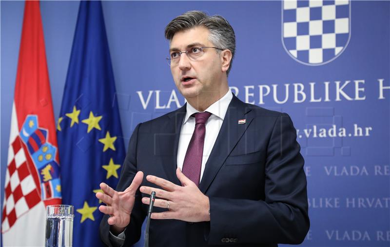 Pokreti ruku premijera Plenkovića za vrijeme tiskovne konferencije