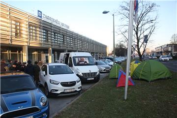 Dario Juričan postavio šatore ispred Zagrebačkog holdinga