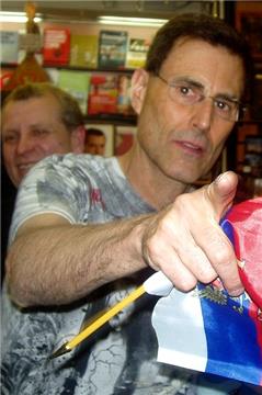 Uri Geller ponudio britanskoj vladi svoje telekinetičke sposobnosti 