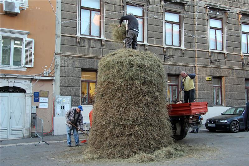 Rijeka: Gorjela Kožarićeva instalacija "Stog sijena", požar ugašen