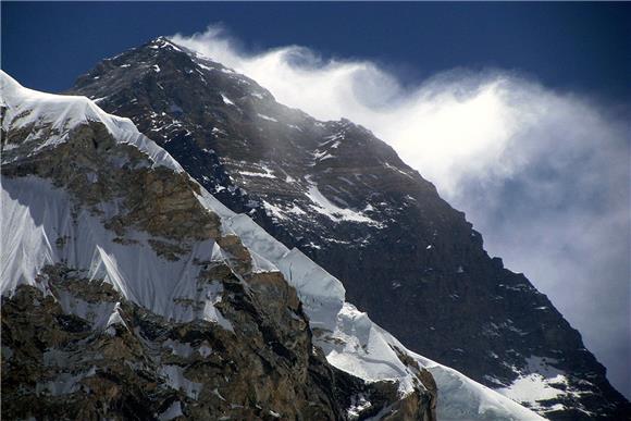 Zbog otapanja leda oko Mt. Everesta raste trava