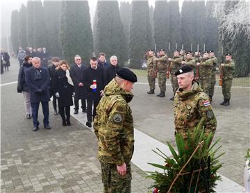 Položeni vijenci kod spomen obilježja na Memorijalnom groblju u Vukovaru