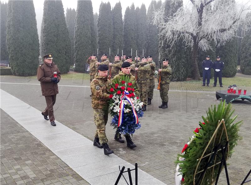 Položeni vijenci kod spomen obilježja na Memorijalnom groblju u Vukovaru