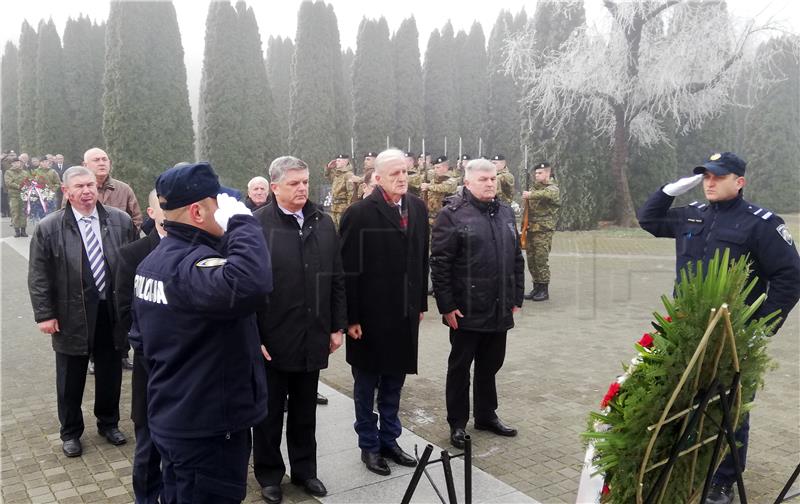 Položeni vijenci kod spomen obilježja na Memorijalnom groblju u Vukovaru