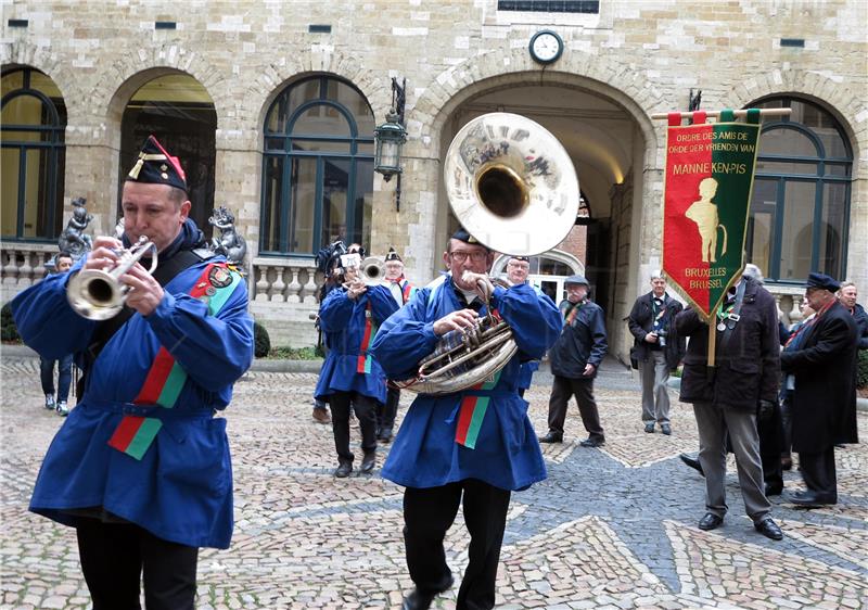 Jedan od simbola Bruxellesa odjeven u hrvatsku narodnu nošnju