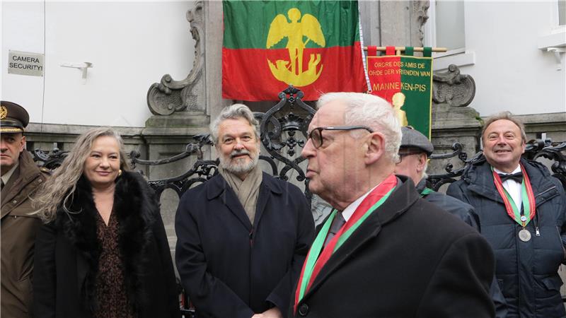 Jedan od simbola Bruxellesa odjeven u hrvatsku narodnu nošnju