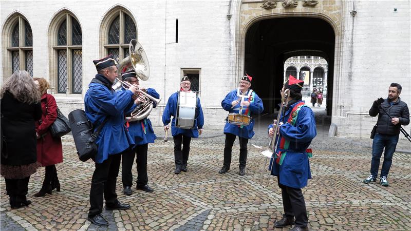 Jedan od simbola Bruxellesa odjeven u hrvatsku narodnu nošnju