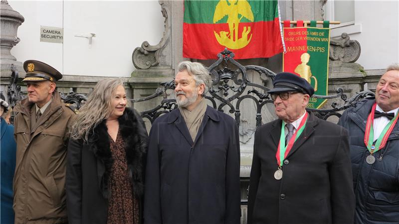 Jedan od simbola Bruxellesa odjeven u hrvatsku narodnu nošnju