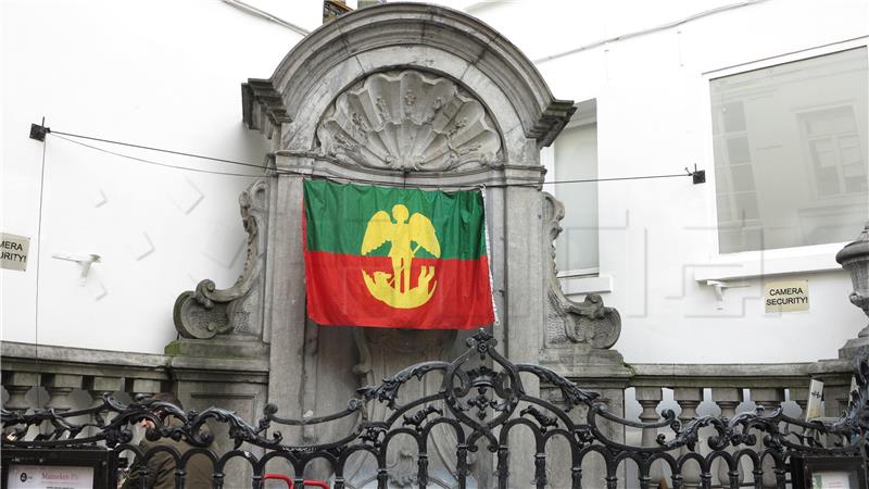 Jedan od simbola Bruxellesa odjeven u hrvatsku narodnu nošnju