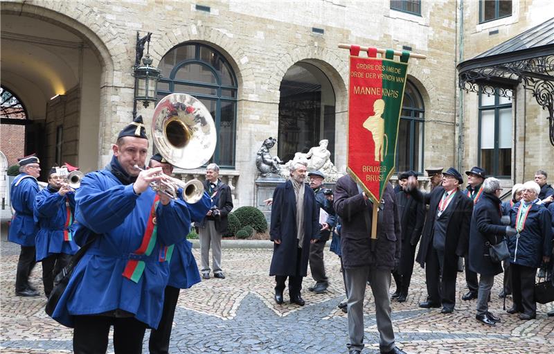 Jedan od simbola Bruxellesa odjeven u hrvatsku narodnu nošnju