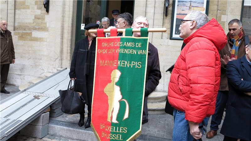 Jedan od simbola Bruxellesa odjeven u hrvatsku narodnu nošnju