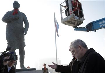 Vezanje kravate na spomeniku prvom hrvatskom predsjedniku dr. Franji Tuđmanu