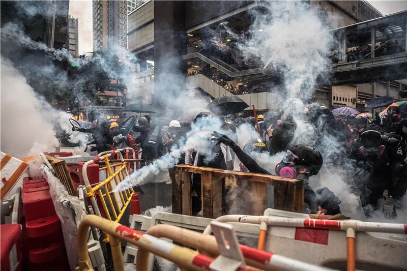 Policija suzavcem rastjerala stotine prosvjednika u Hong Kongu 