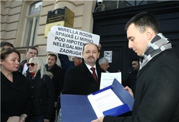 Konferencija za medije ispred zgrade Državnog odvjetništva u Gajevoj ulici