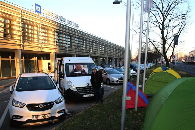 Juričan za šator ispred Holdinga dobio kaznu od 700 kuna