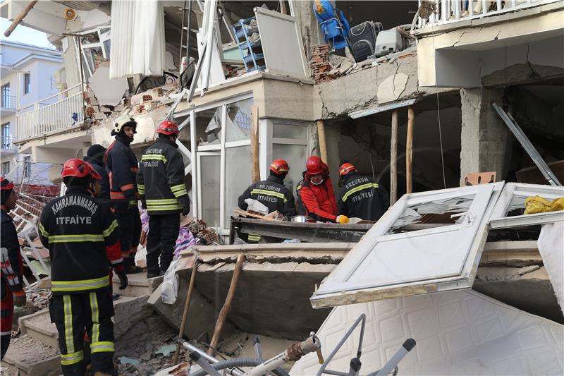 Turska: Spasioci izvlače desetke iz ruševina, broj poginulih u potresu popeo se na 35