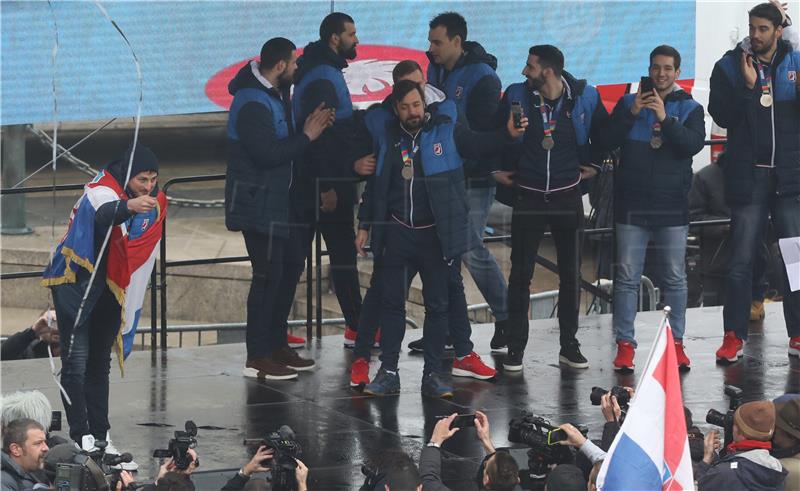 Around 10,000 fans welcome European Handball Championship silver medallists