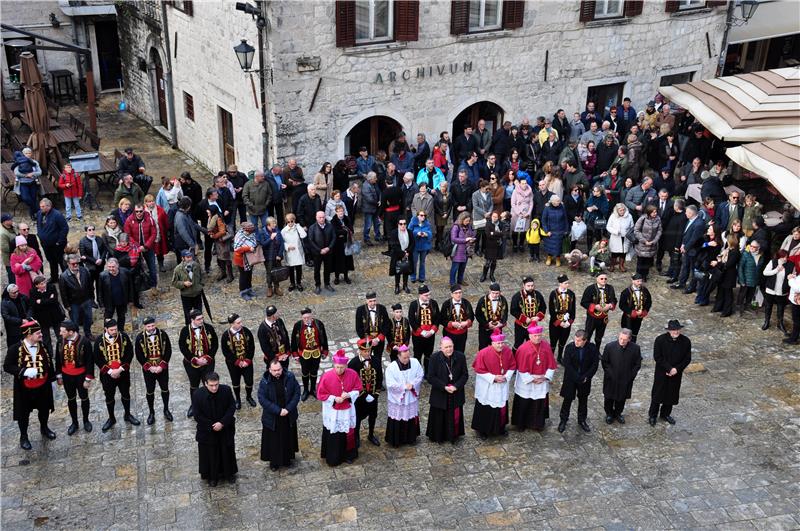 Lodama počele tradicionalne Tripundanske svečanosti u Kotoru