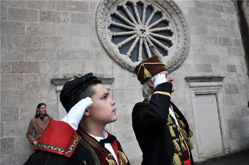 Lodama počele tradicionalne Tripundanske svečanosti u Kotoru