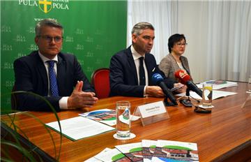 Pula: Gradonačelnik Miletić sa suradnicima predstavio brošuru "Proračun u malom 2020."