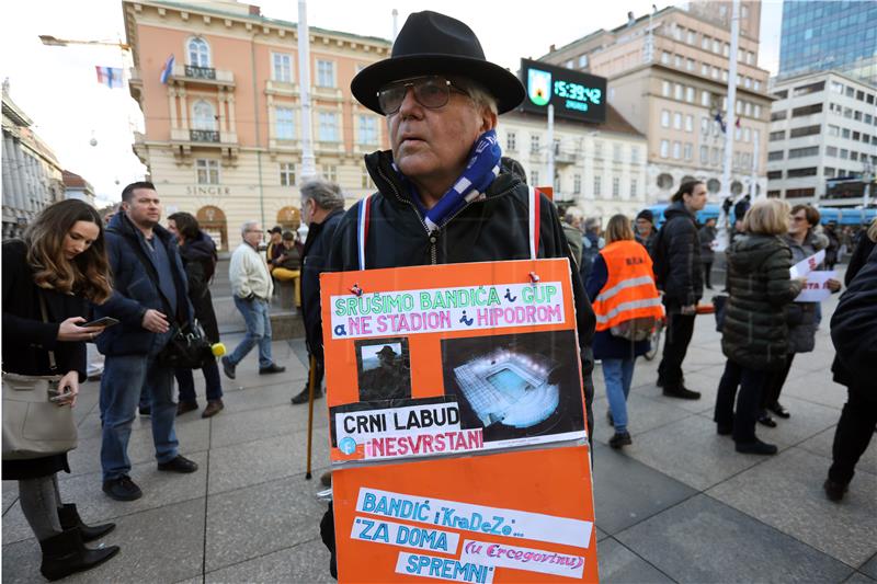 Prosvjed "Dosta je!“ protiv gradonačelnika Zagreba Milana Bandića na Trgu bana Jelačića