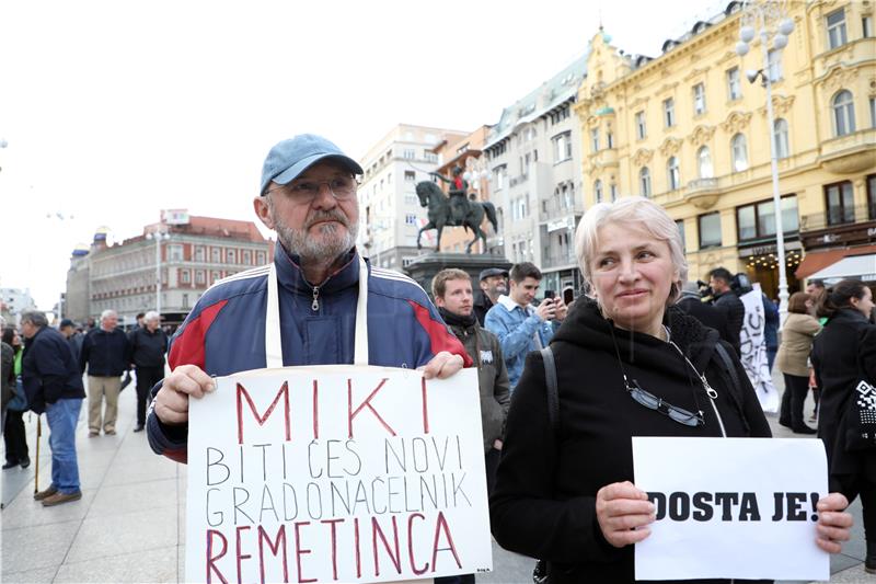 Prosvjed "Dosta je!“ protiv gradonačelnika Zagreba Milana Bandića na Trgu bana Jelačića