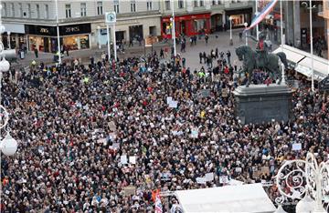 Prosvjed "Dosta je!“ protiv gradonačelnika Zagreba Milana Bandića na Trgu bana Jelačića