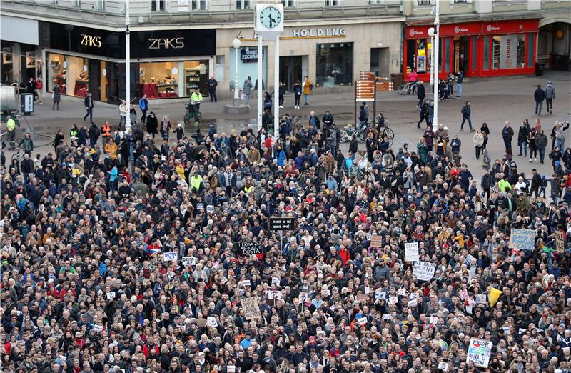 Prosvjed "Dosta je!“ protiv gradonačelnika Zagreba Milana Bandića na Trgu bana Jelačića