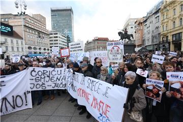 Prosvjed "Dosta je!“ protiv gradonačelnika Zagreba Milana Bandića na Trgu bana Jelačića