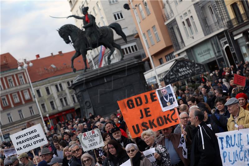 Prosvjed "Dosta je!“ protiv gradonačelnika Zagreba Milana Bandića na Trgu bana Jelačića