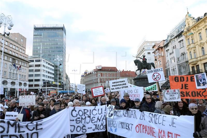 Prosvjed "Dosta je!“ protiv gradonačelnika Zagreba Milana Bandića na Trgu bana Jelačića