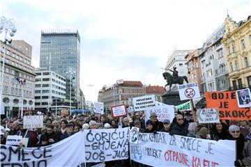 Prosvjed "Dosta je!“ protiv gradonačelnika Zagreba Milana Bandića na Trgu bana Jelačića