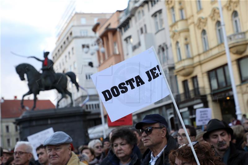 Prosvjed "Dosta je!“ protiv gradonačelnika Zagreba Milana Bandića na Trgu bana Jelačića