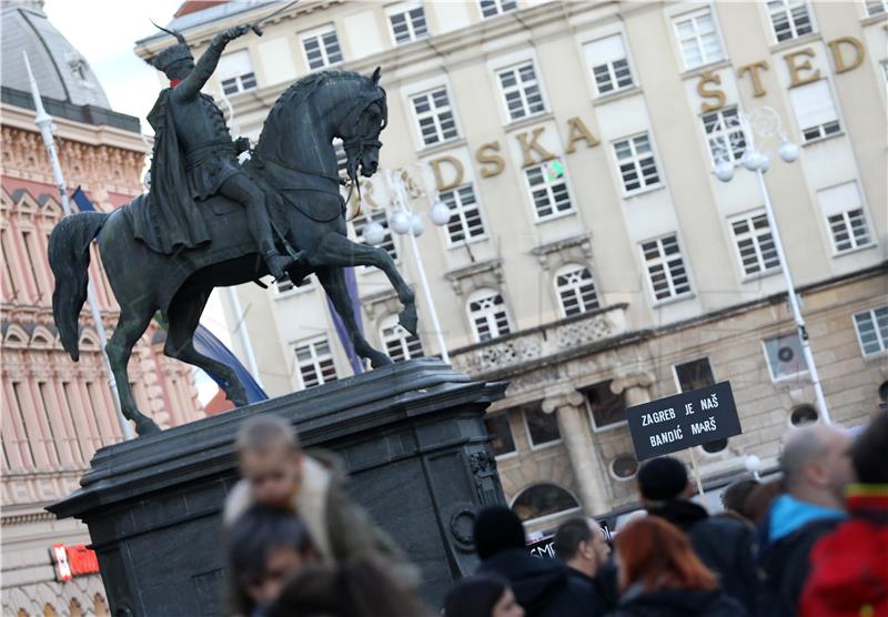 Prosvjed "Dosta je!“ protiv gradonačelnika Zagreba Milana Bandića na Trgu bana Jelačića