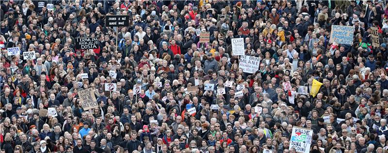 Prosvjed "Dosta je!“ protiv gradonačelnika Zagreba Milana Bandića na Trgu bana Jelačića