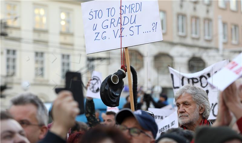 Prosvjed "Dosta je!“ protiv gradonačelnika Zagreba Milana Bandića na Trgu bana Jelačića