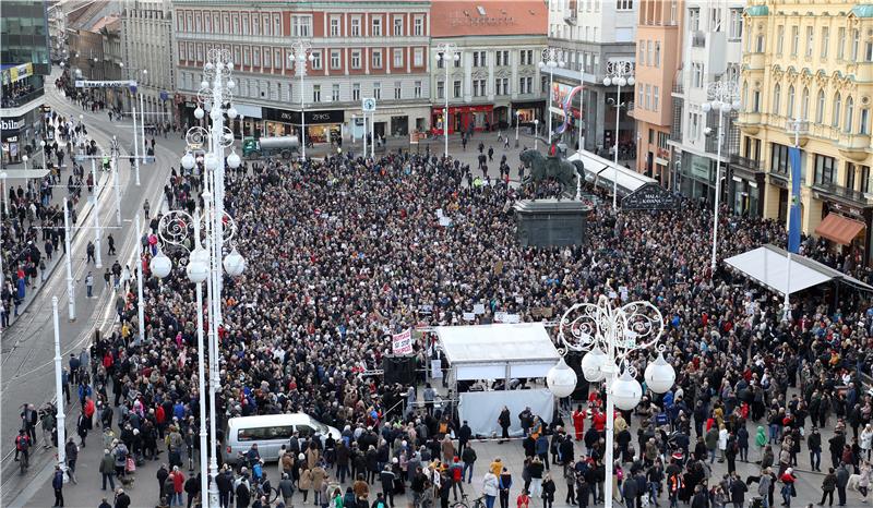 Prosvjed "Dosta je!“ protiv gradonačelnika Zagreba Milana Bandića na Trgu bana Jelačića