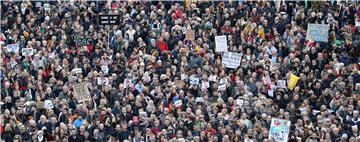 Several thousand protest against Zagreb mayor