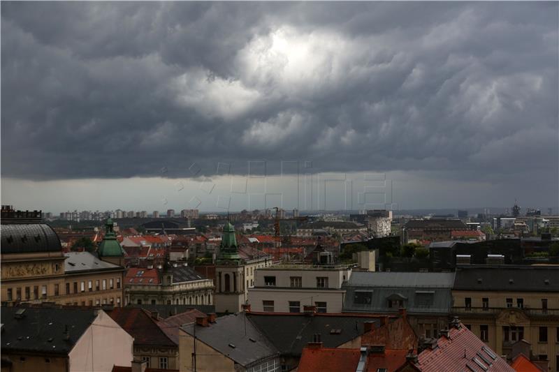 Gale-force winds expected in Zagreb area as ferry traffic interrupted in Adriatic