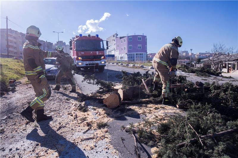 Zbog olujne bure, splitski vatrogasci na brojnim intervencijama