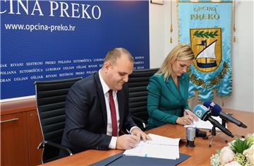 Preko Municipality, Slovakian Sitno Holding ink sales contract for building plot on Ugljan island