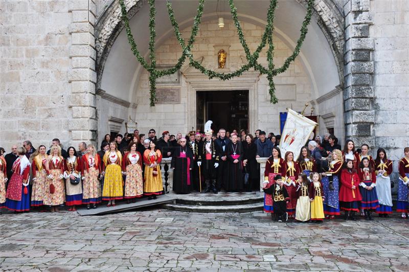 Molitvom i kolom Bokeljske mornarice odana počast sv. Tripunu