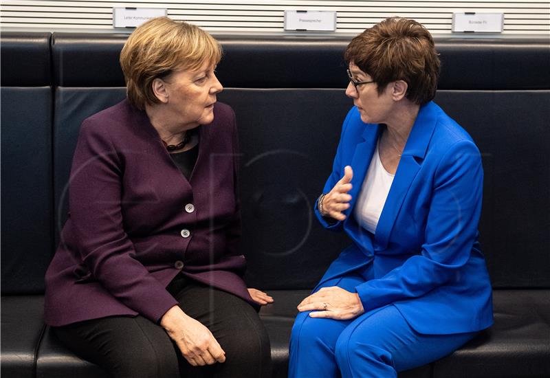 Merkel žali zbog povlačenja Kramp-Karrenbauer; CSU ne zanima kancelarska pozicija